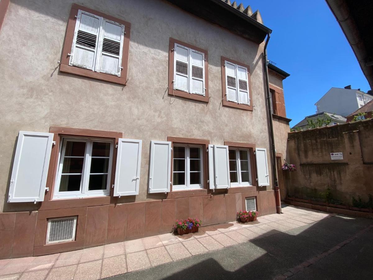 Logement De Charme Dans Un Monument Historique Date De 1544, Au Centre De Hagenau Exterior foto